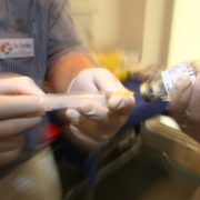 Foto, wie Dr. Bethke ein Medikament steril aufzieht in der Orthopädie am St.Lambertiplatz Lüneburg