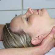 Eine Patientin bei der craniosakralen Osteopathie in der Orthopädie am St. Lambertiplatz in Lüneburg.