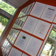 Teil der Wall of Competence in der Praxis Orthopädie am St. Lambertiplatz in Lüneburg