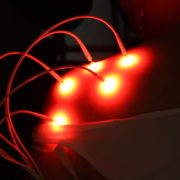 Leuchtende Laserakupunktur der Schulter von hinten in der Praxis Orthopädie am St.Lambertiplatz in Lüneburg.
