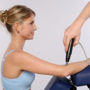 Foto einer SpineLiner-Therapie am Ellenbogen.