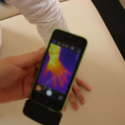 Eine Thermographie der Hand wird in der Orthopädie am St. Lambertiplatz in Lüneburg durchgeführt.