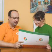Dr. Bethke im Patientengespräch in der Praxis Orthopädie am St. Lambertiplatz in Lüneburg.
